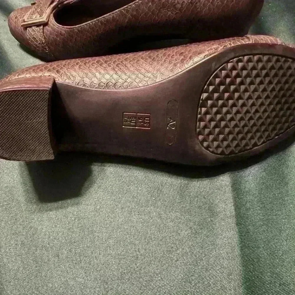 Preowned Aerosoles with a big buckle on top. Womens size 9.5. - Picture 8 of 15